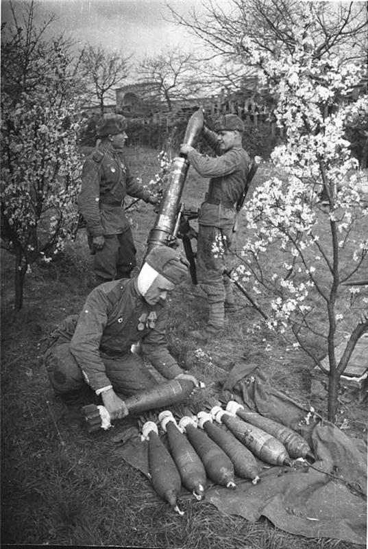 Расчет советского 120-мм миномета гвардии сержанта Зудина. Освобождение Австрии