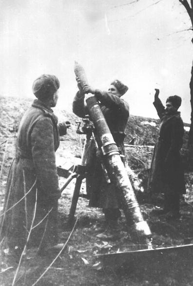Расчет советского 120-мм полкового миномета ПМ-38 ведет огонь