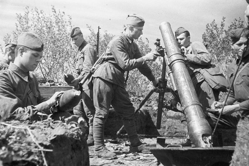 Советские артиллеристы у 120-мм полкового миномета образца 1938 г. на позиции на Курской дуге