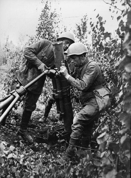 Советские солдаты наводят 120-мм миномет на позицию противника