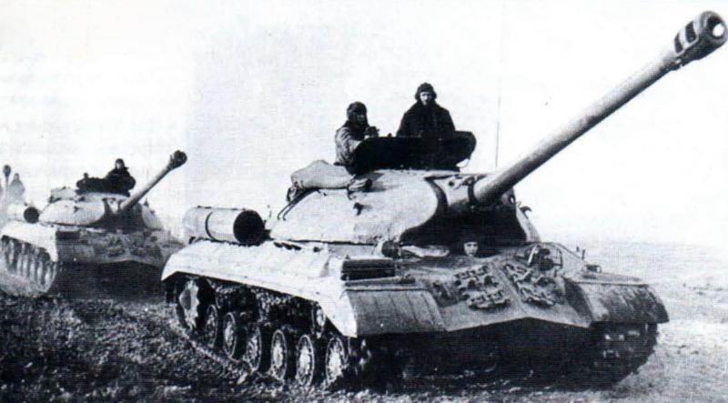 Колонна тяжелых танков ИС-3 на учениях