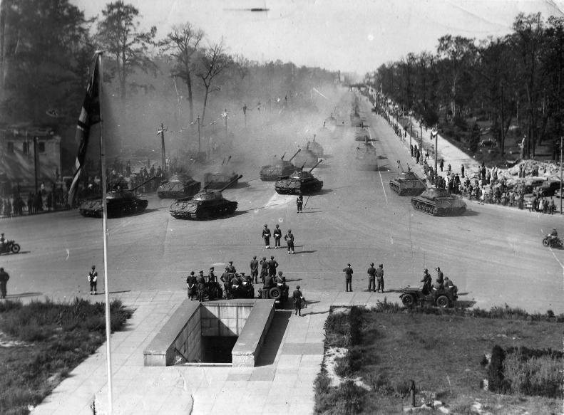 Парад Победы союзных войск в Берлине 7 сентября 1945 года. Колонна из 52 советских тяжелых танков ИС-3 проходит по Шарлоттенбургскому шоссе