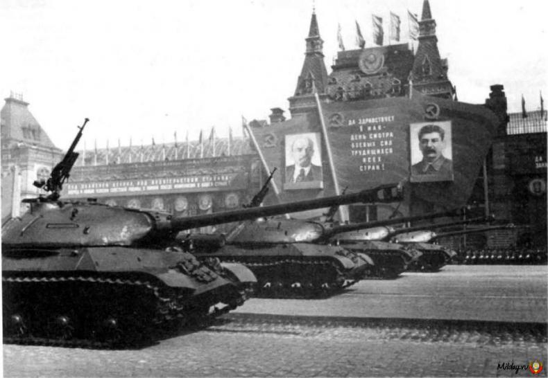 Первомайский парад на Красной площади. Танки ИС-3