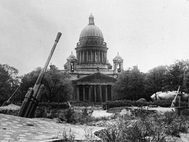 Батарея 85-мм зенитных орудий 52-К в Саду трудящихся (в настоящее время Александровский сад) в блокадном Ленинграде