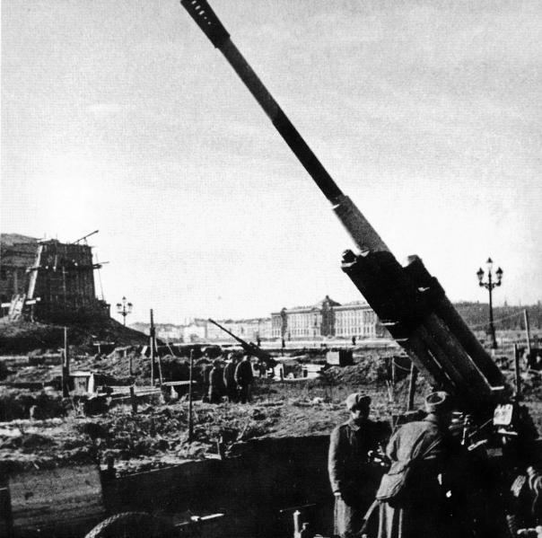 Батарея 85-мм зенитных орудий 52-К на площади Декабристов (в настоящее время Сенатская площадь) в Ленинграде