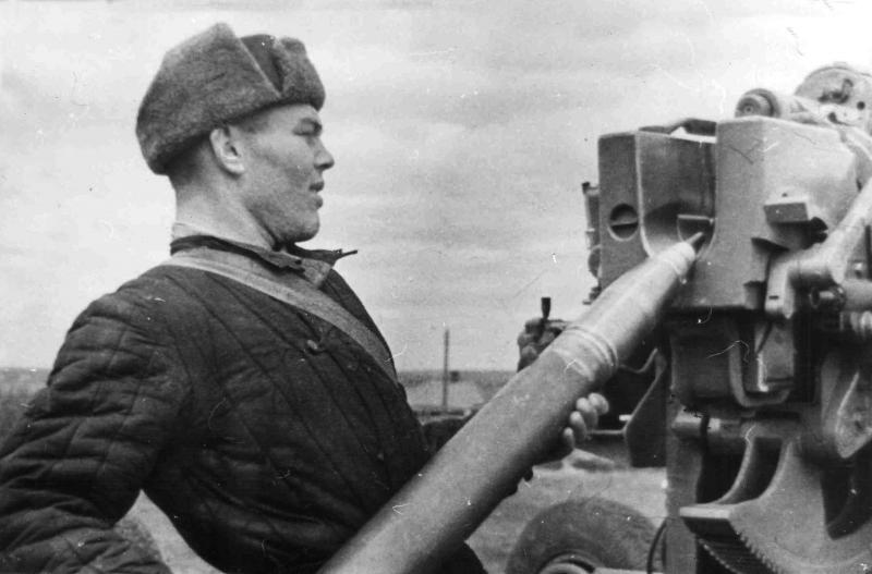 Заряжающий 6-й батареи 732-го зенитно-артиллерийского полка Волокитин у 85-мм зенитного орудия 52-К