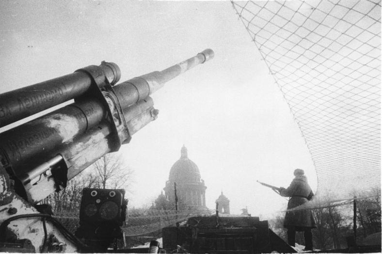 Зенитное орудие (85-мм образца 1939 г.) на фоне Исаакиевского собора в блокадном Ленинграде