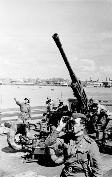 Расчет зенитного орудия (85-мм образца 1939 г.) на набережной Ленинграда