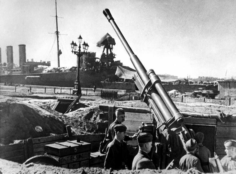 Советская 85-мм пушка 52-К на набережной в Ленинграде