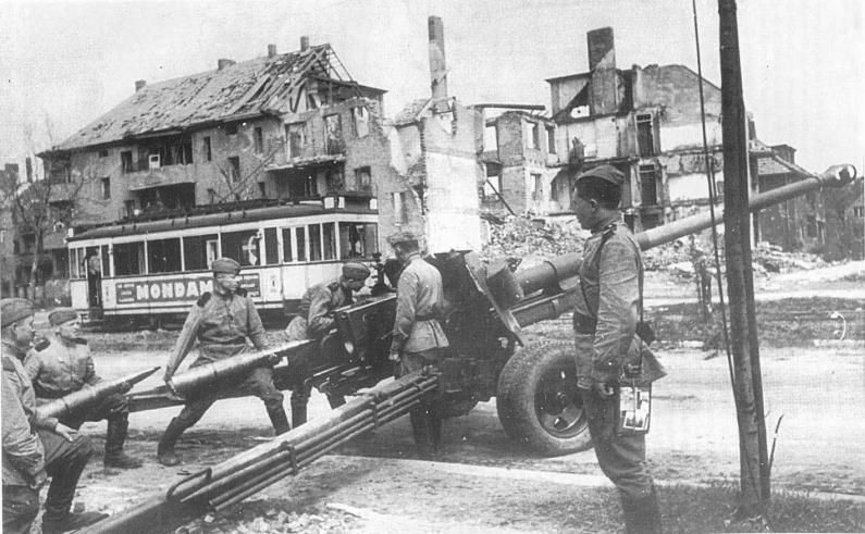 Расчет советской 100-мм пушки БС-3 ведет огонь по противнику в Берлине