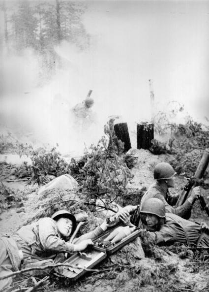 Бойцы 32-й армии ведут огонь из 82-мм миномета в Карелии