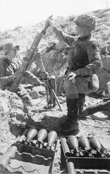 Бойцы Красной Армии ведут огонь из 82-мм миномета на Халхин-Голе