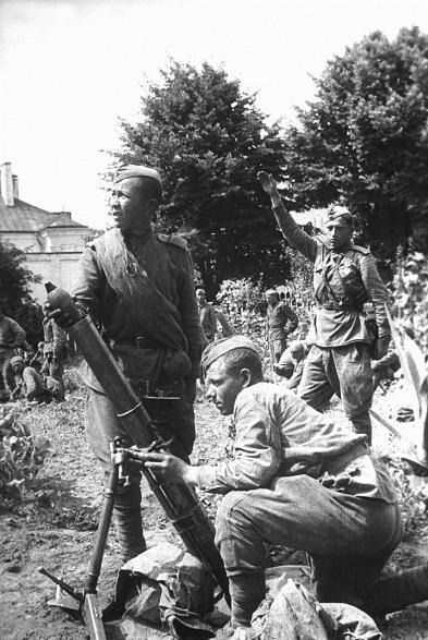 Минометчики взвода лейтенанта Н. Коломинцева у 82-мм миномета БМ-41 во время освобождения Гродно