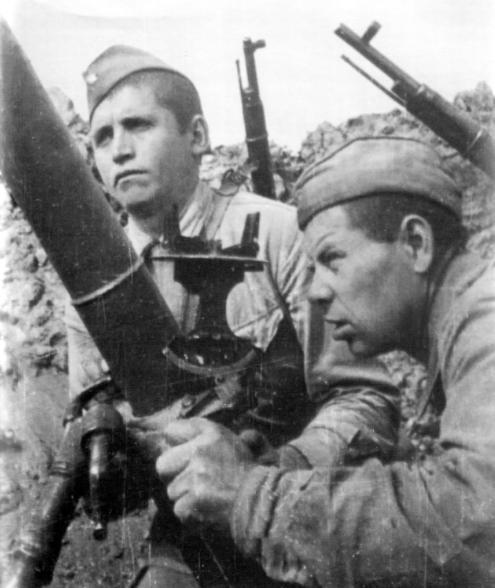 Минометчики И. Г. Гончаров и Г. А. Гафатулин ведут огонь по немецким позициям в районе Сталинграда