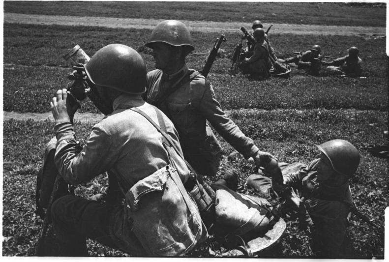 Советские минометчики на позиции во время Курского сражения