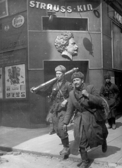 Советские солдаты переносят 82-мм батальонный миномет в Вене