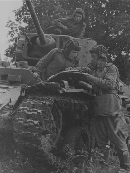 Командир подразделения объясняет задачу водителю советского пехотного танка «Валентайн»-III