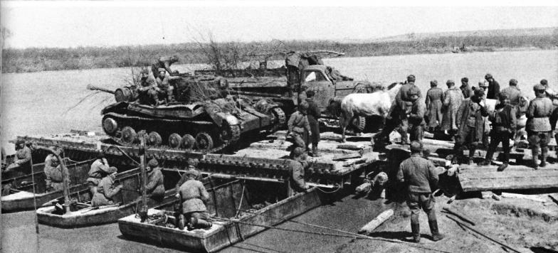 Советская техника на понтоне перед форсированием реки Прут