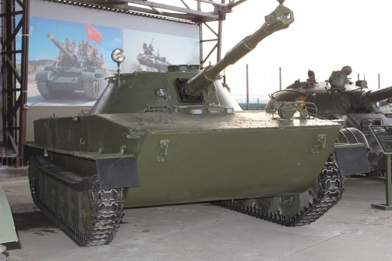 Плавающий танк ПТ-76 на выставочной площадке музея