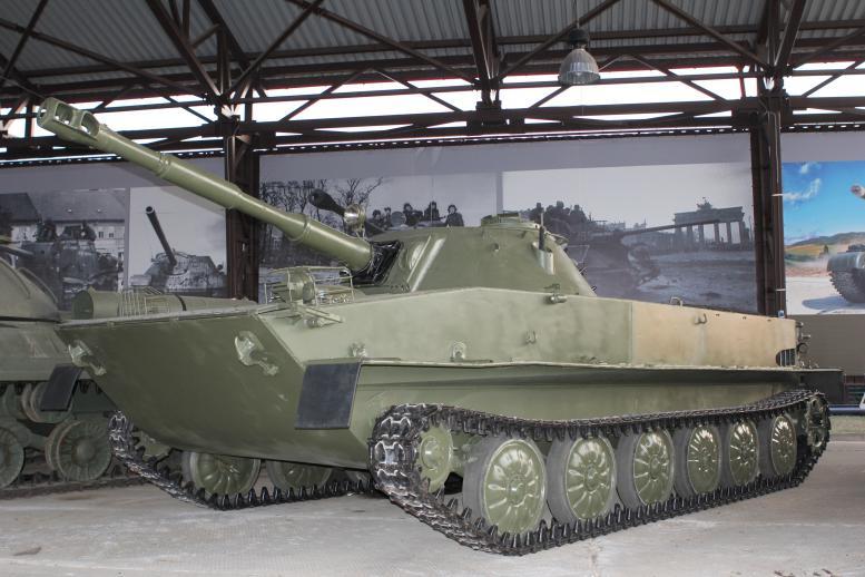 Плавающий танк ПТ-76 на выставочной площадке музея