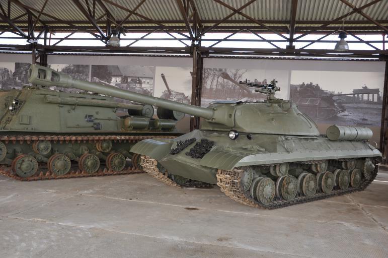 Тяжелый танк ИС-3 на выставочной площадке Музея отечественной военной истории