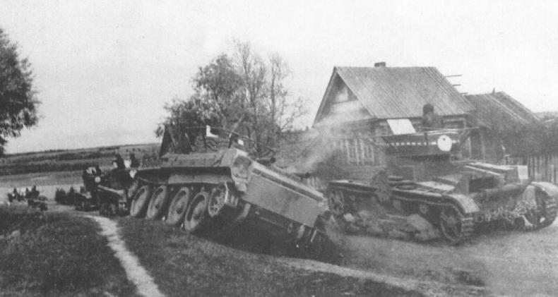 БТ-7 и Т-26 на окраине села во время предвоенных учений