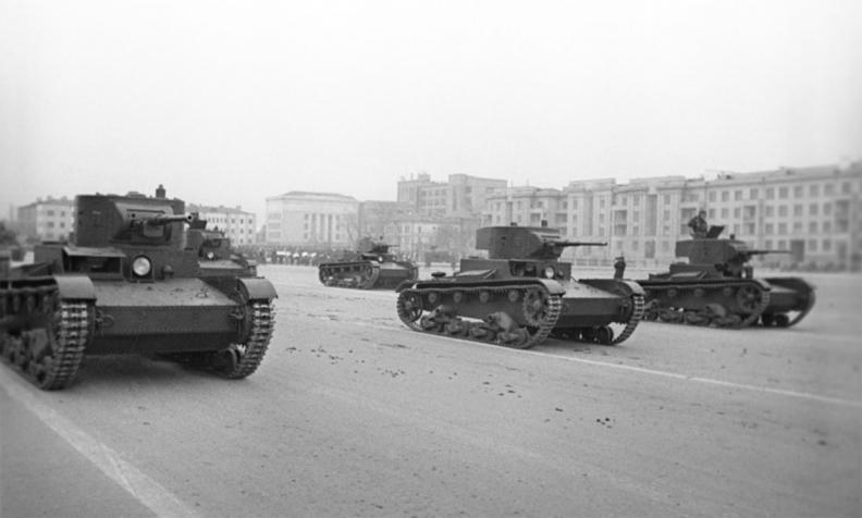 Легкие танки Т-26 на параде 7 ноября 1941 года в городе Куйбышеве