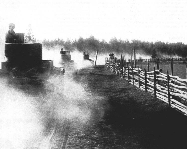 Советские танки Т-26 подразделения капитана Хомякова двигаются через деревню<br />под Ельней. Западный фронт, июль 1941