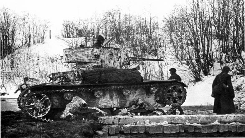 Советский легкий танк Т-26 переправляется по наведенному саперами мосту.<br />Карельский перешеек. Финляндия, 1939