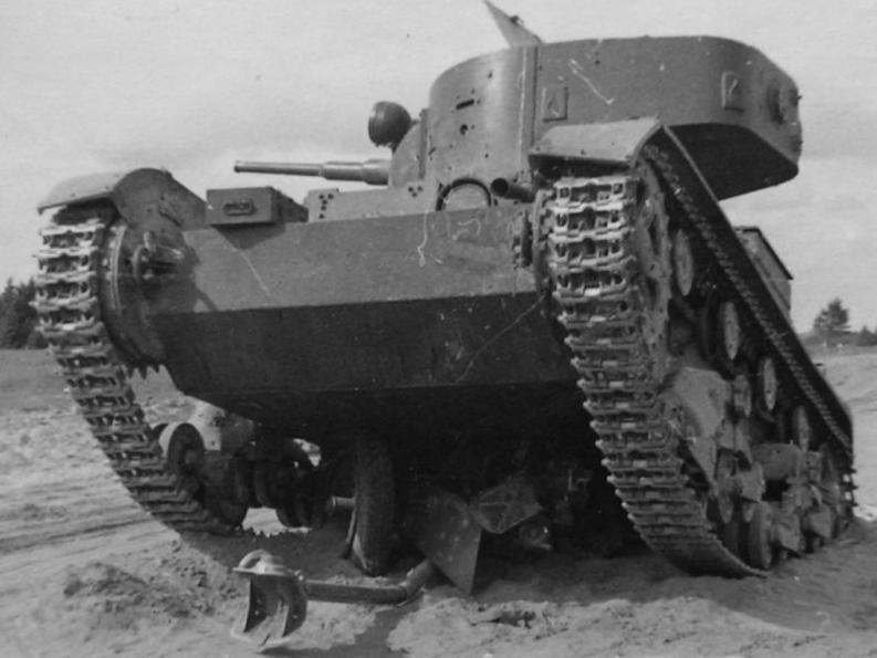 Советский легкий танк Т-26, раздавивший немецкую 37-мм противотанковую пушку PaK 35-36