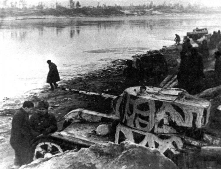 Советский танк Т-26 в районе Невской Дубровки. Ленинградский фронт, 1942