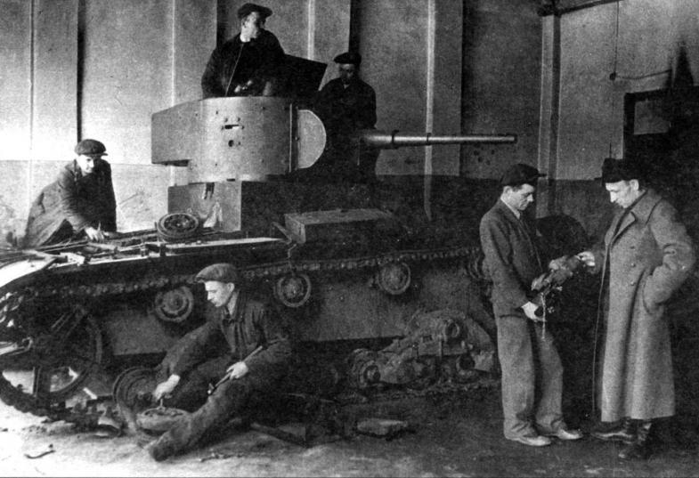 Советский танк Т-26 в ремонтном цеху ленинградского завода. 1942