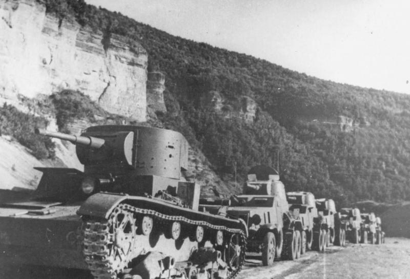 Советский танк Т-26 и бронеавтомобили БА-10 на дороге в Бессарабии. 1940