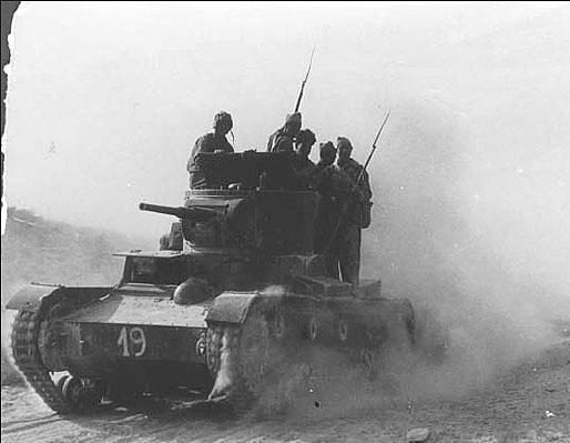 Т-26 республиканской 11-й интербригады в бою под Бельчите. 1937