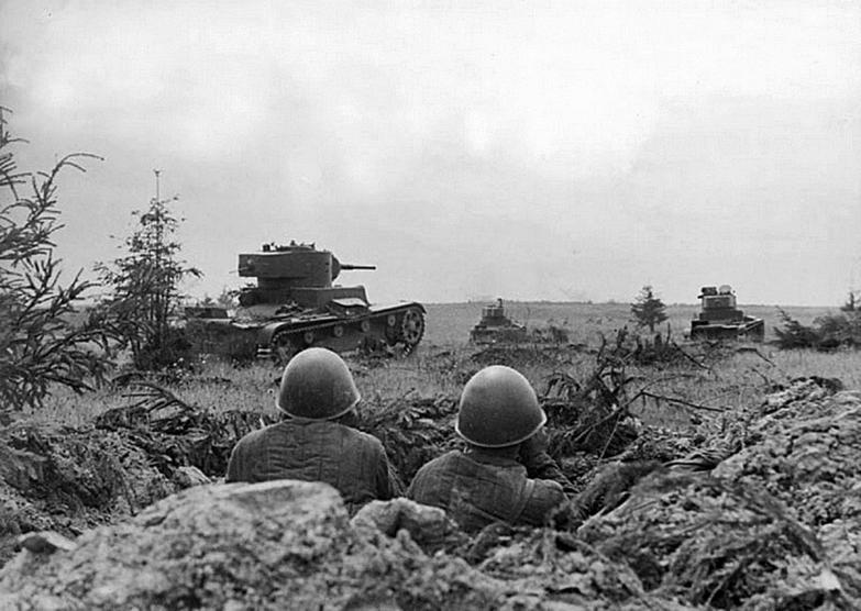 Танки Т-26 советской 105-й танковой дивизии атакуют немецкие позиции.<br />Западный фронт, армейская группа генерал-майора К. К. Рокоссовского, конец июля 1941