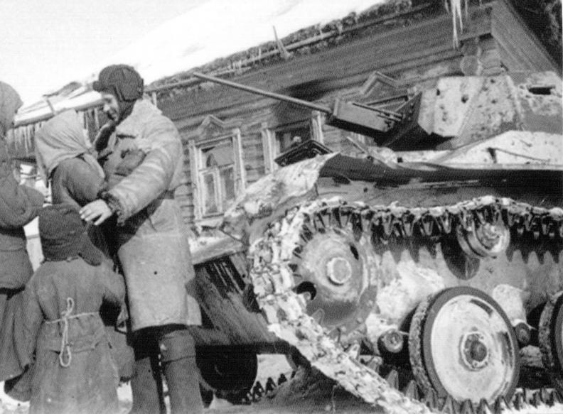 Жители деревни под Сталинградом встречают экипаж Т-60. Февраль 1943