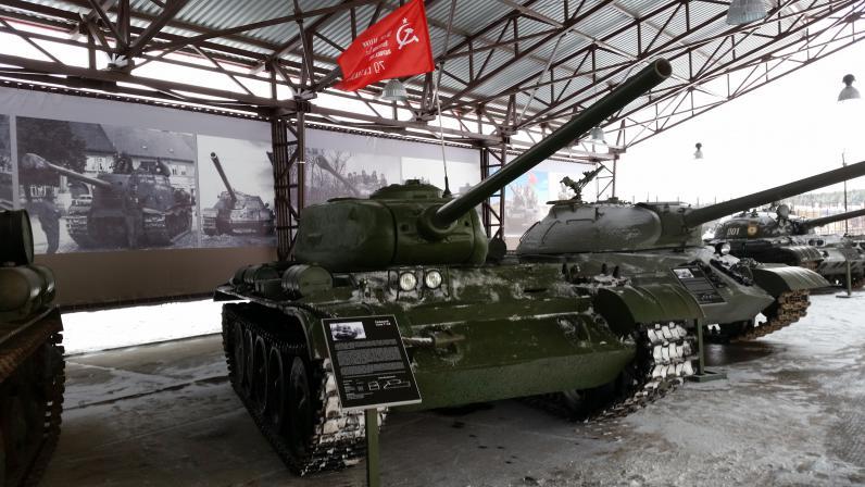 Средний танк Т-44 на выставочной площадке  музея