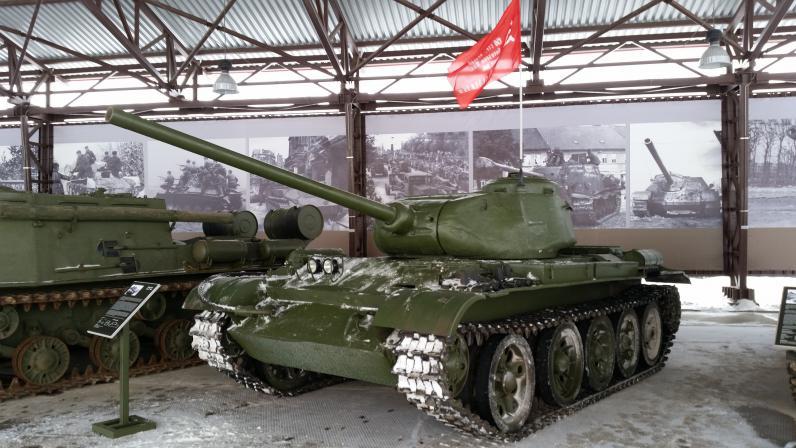 Средний танк Т-44 на выставочной площадке  музея