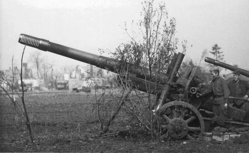 Батарея 152-мм гаубиц-пушек МЛ-20 1-го Белорусского фронта на позиции<br /> на подступах к Берлину. Апрель 1945