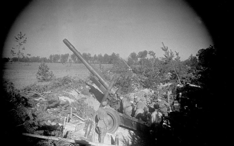 Батарея МЛ-20 66-й пушечно-артиллерийской бригады при освобождении Белоруссии. 1944