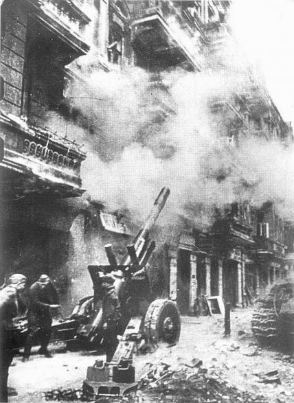 Выстрел из советской 152-мм гаубицы-пушки МЛ-20<br /> в Берлине. Апрель 1945