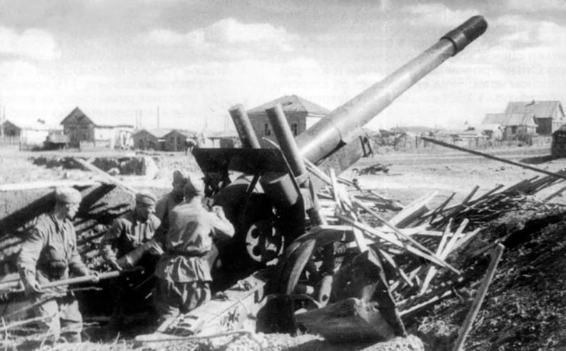 Гаубица-пушка МЛ-20 старшего сержанта А. Гладкого ведет огонь. Оборона Сталинграда. 1942