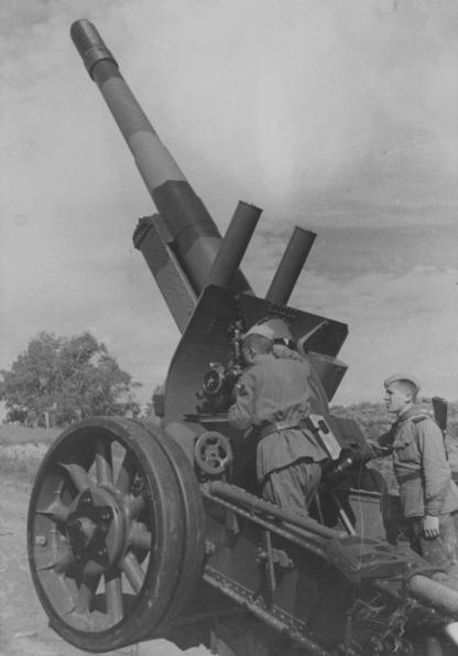 Два советских солдата у 152-мм гаубицы-пушки МЛ-20 образца 1937 г.