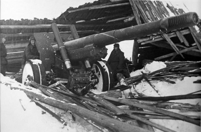 Замаскированная в разрушенном сарае МЛ-20. Калининский фронт. 1942