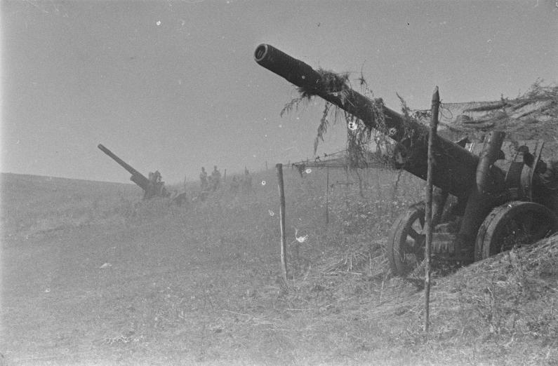 Замаскированные советские 152-мм гаубицы-пушки МЛ-20 на позиции на Харьковском направлении. 1943