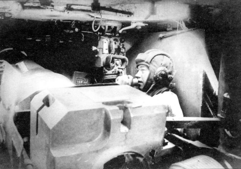 Интерьер самоходной установки СУ-152. На переднем плане массивная казенная часть<br /> 152-мм гаубицы-пушки МЛ-20. Курская дуга. Июль 1943