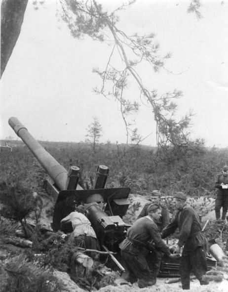 Расчет МЛ-20 265-го гвардейского артполка обстреливает переправы Северского Донца. Лето 1943
