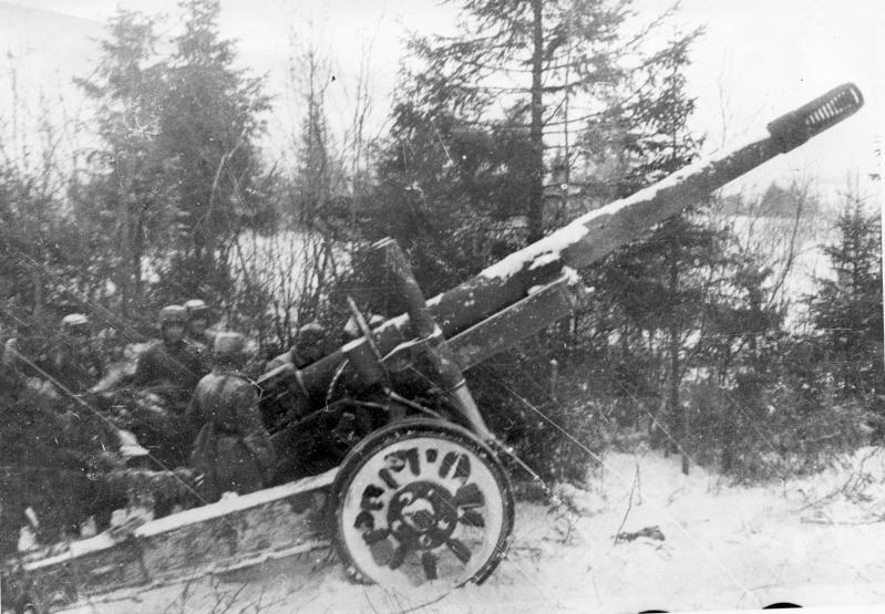 Расчет советской 152-мм гаубицы-пушки МЛ-20 поддерживает огнем наступление в районе Калинина.<br /> Декабрь 1941