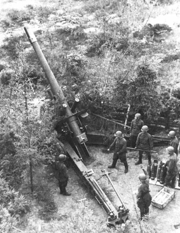 Советская 152-мм гаубица-пушка образца 1937 г. МЛ-20<br />  на огневой позиции