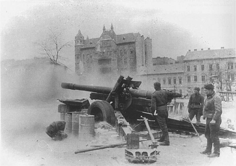 Советские артиллеристы ведут огонь из 152-мм гаубицы-пушки МЛ-20 в Будапеште. Январь 1945
